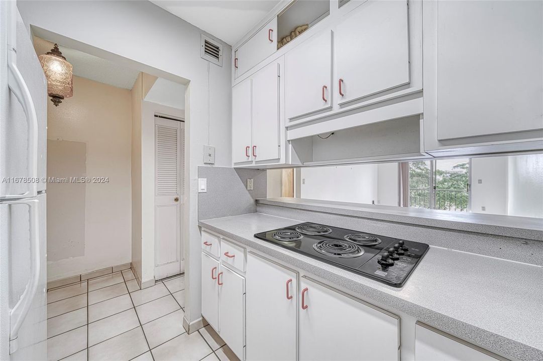 For Sale: $275,000 (2 beds, 1 baths, 763 Square Feet)