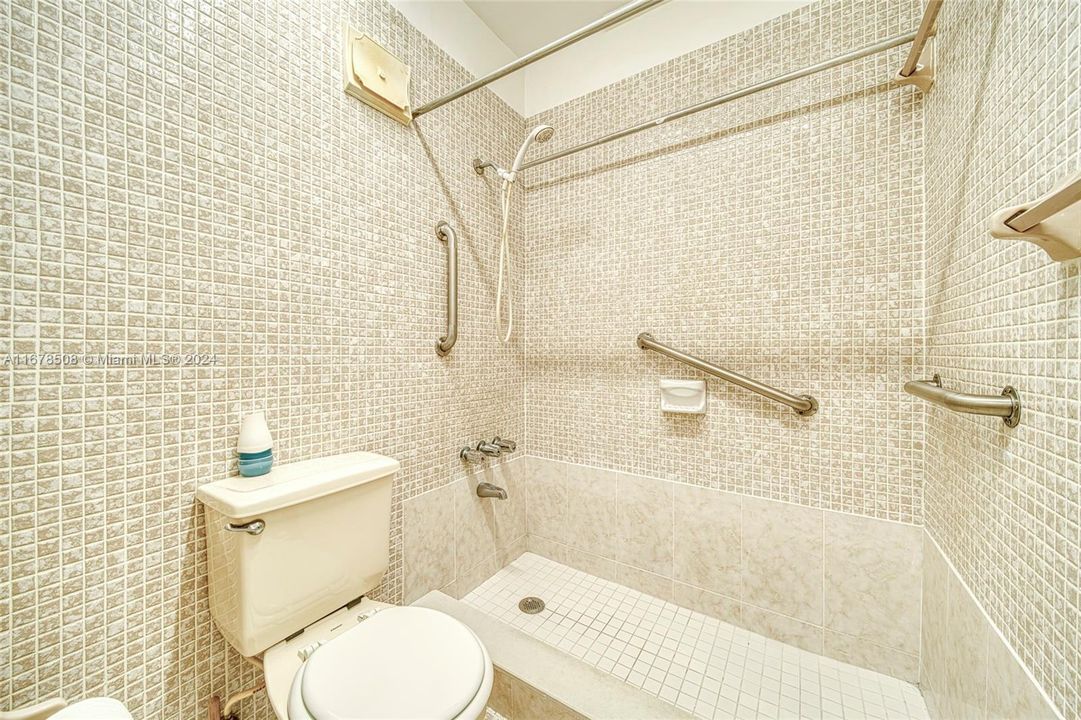 For Sale: $275,000 (2 beds, 1 baths, 763 Square Feet)