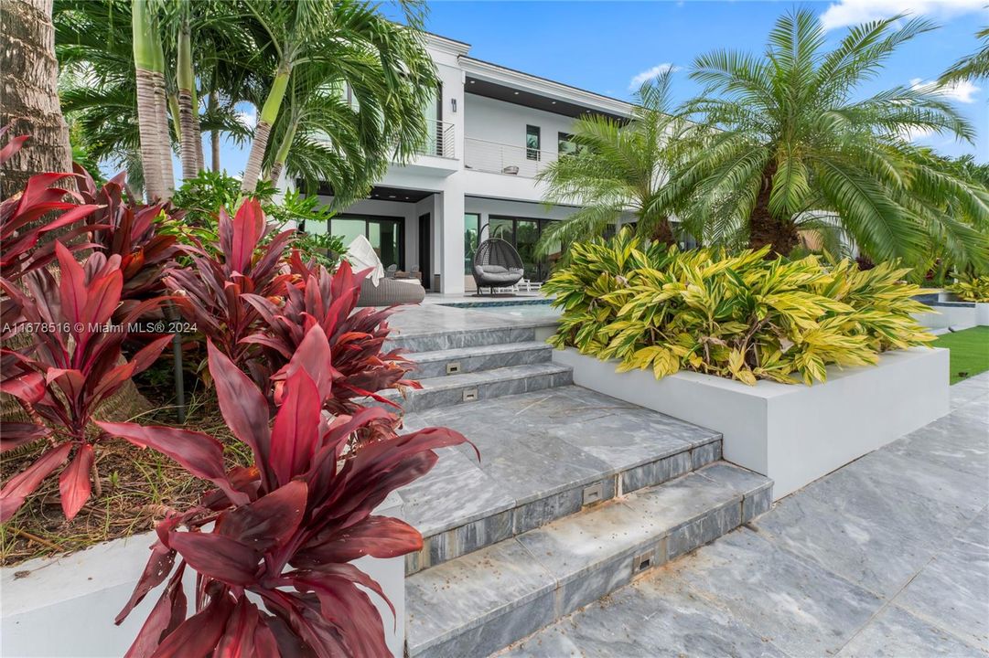 For Sale: $7,495,000 (5 beds, 7 baths, 5771 Square Feet)