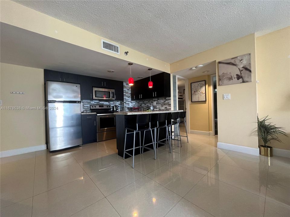 For Sale: $550,000 (2 beds, 2 baths, 985 Square Feet)