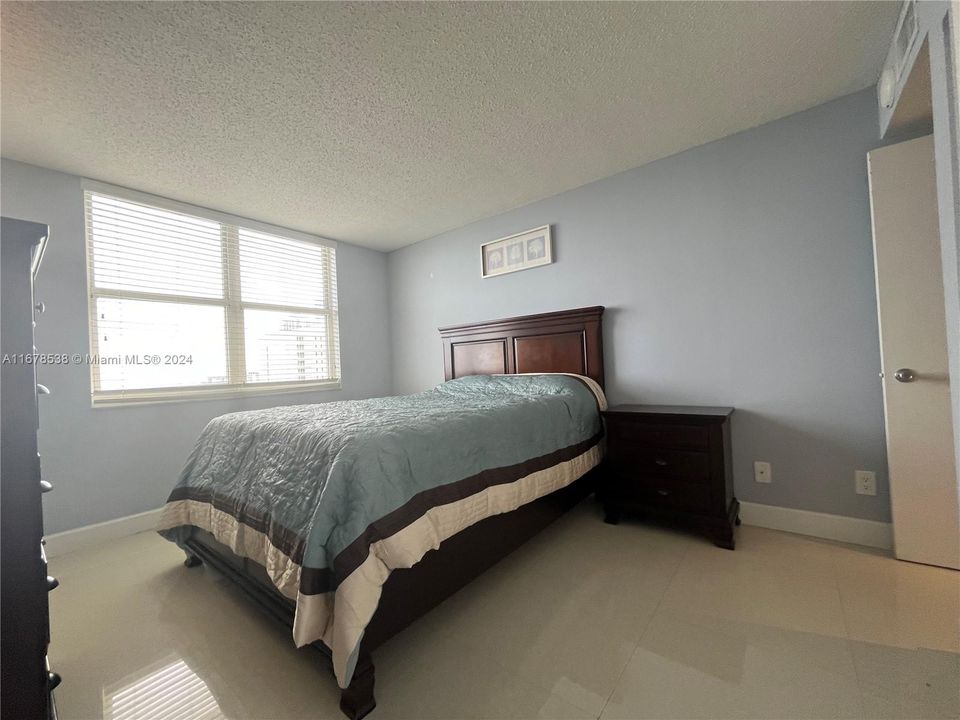 For Sale: $550,000 (2 beds, 2 baths, 985 Square Feet)