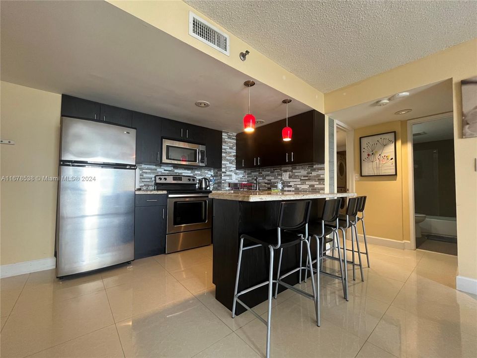 For Sale: $550,000 (2 beds, 2 baths, 985 Square Feet)