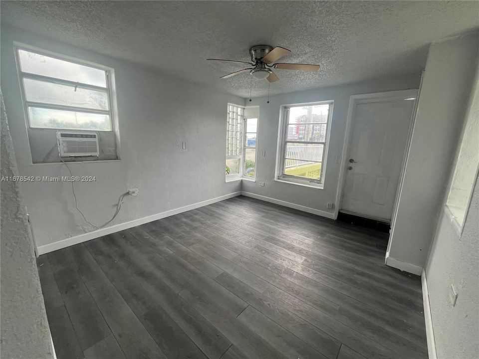 7802 NW 8 AVE - 5 Unit Rental