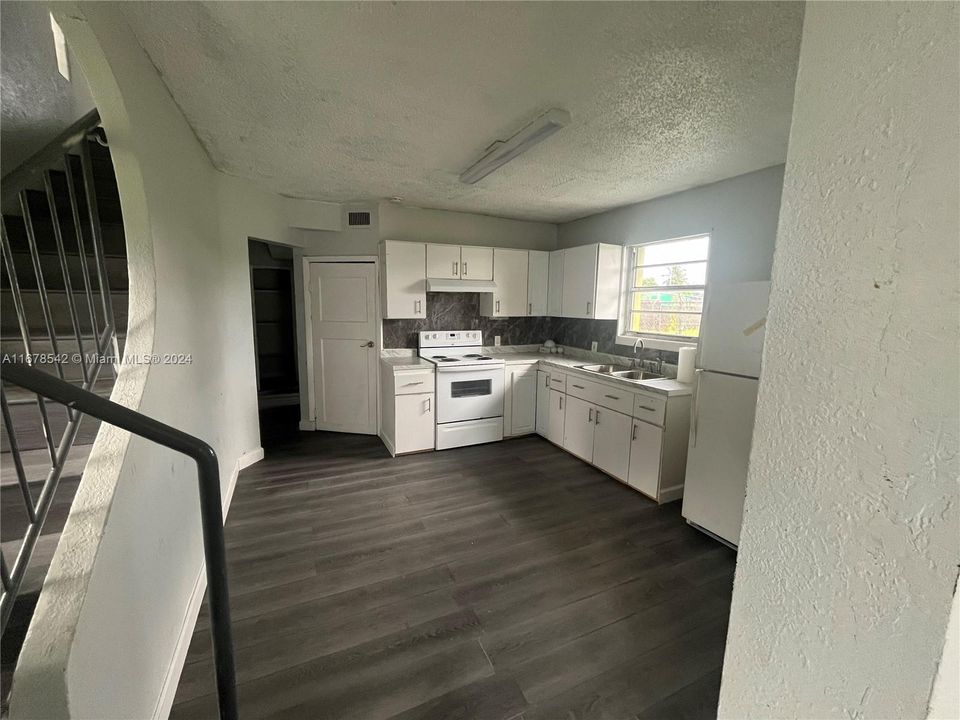 7802 NW 8 AVE - 5 Unit Rental