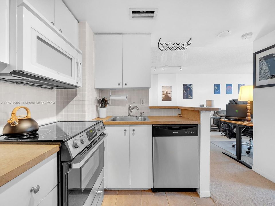 For Sale: $415,000 (1 beds, 1 baths, 735 Square Feet)