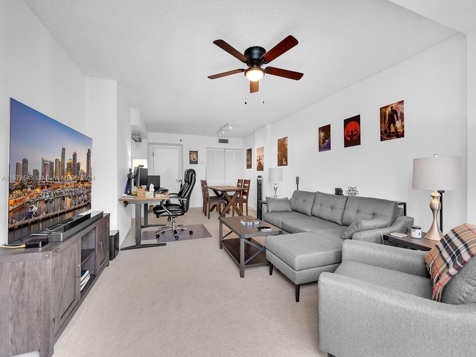 For Sale: $415,000 (1 beds, 1 baths, 735 Square Feet)