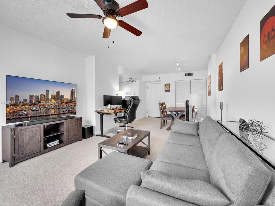 For Sale: $415,000 (1 beds, 1 baths, 735 Square Feet)