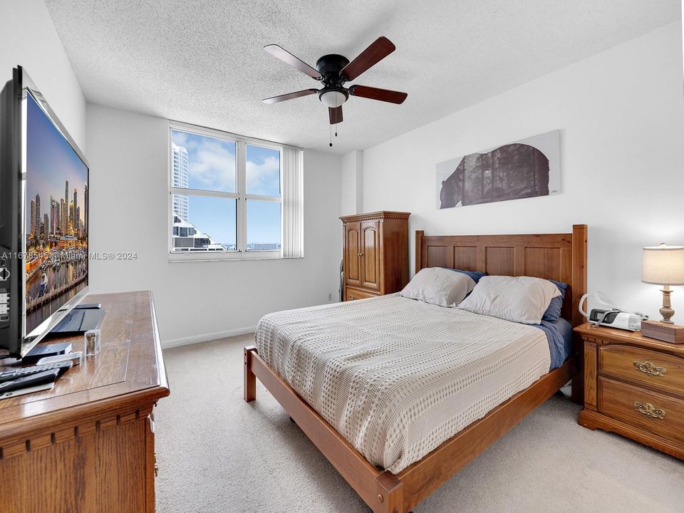 For Sale: $415,000 (1 beds, 1 baths, 735 Square Feet)