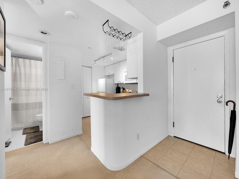 For Sale: $415,000 (1 beds, 1 baths, 735 Square Feet)