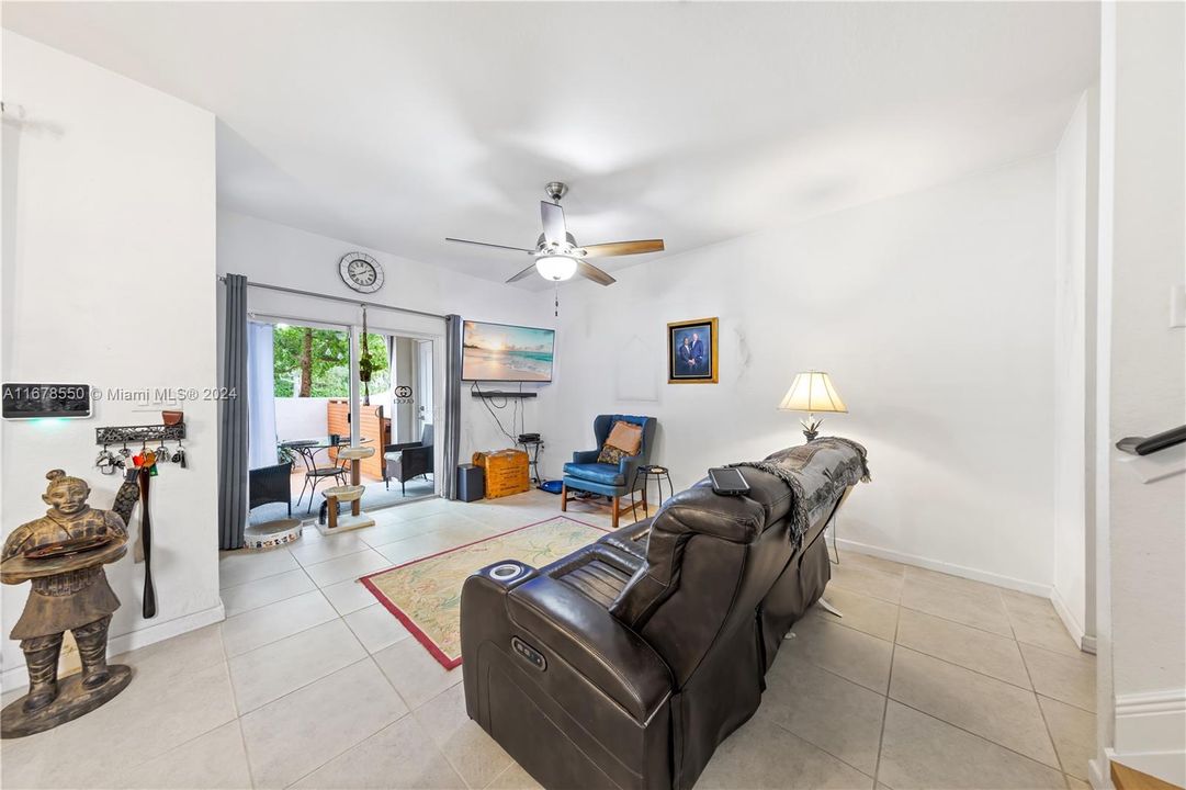 For Sale: $345,000 (2 beds, 2 baths, 1104 Square Feet)