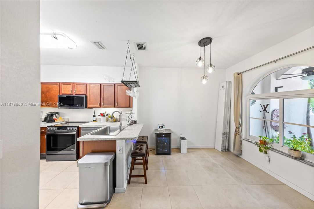 For Sale: $345,000 (2 beds, 2 baths, 1104 Square Feet)