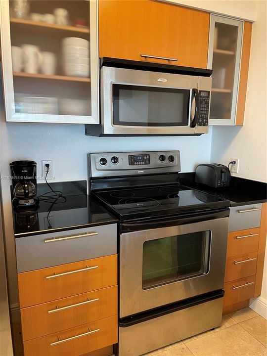 For Rent: $3,000 (1 beds, 1 baths, 791 Square Feet)