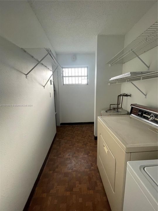 Active With Contract: $1,900 (1 beds, 1 baths, 922 Square Feet)