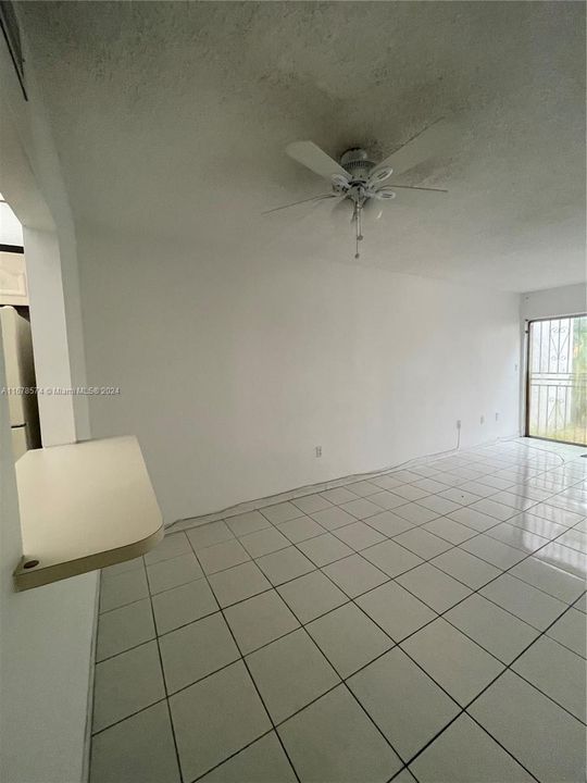 Active With Contract: $1,900 (1 beds, 1 baths, 922 Square Feet)