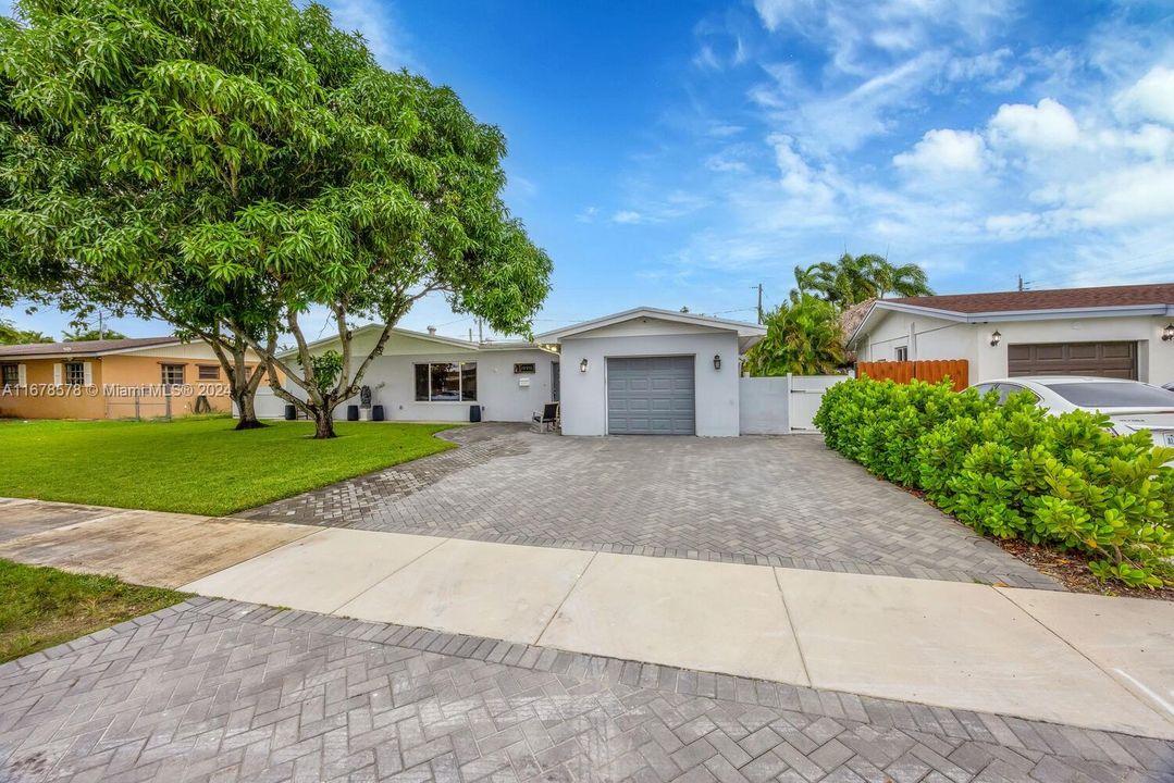 For Sale: $699,900 (3 beds, 2 baths, 1645 Square Feet)