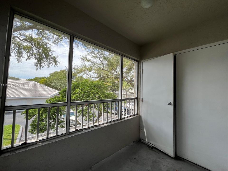 For Rent: $2,000 (2 beds, 2 baths, 981 Square Feet)