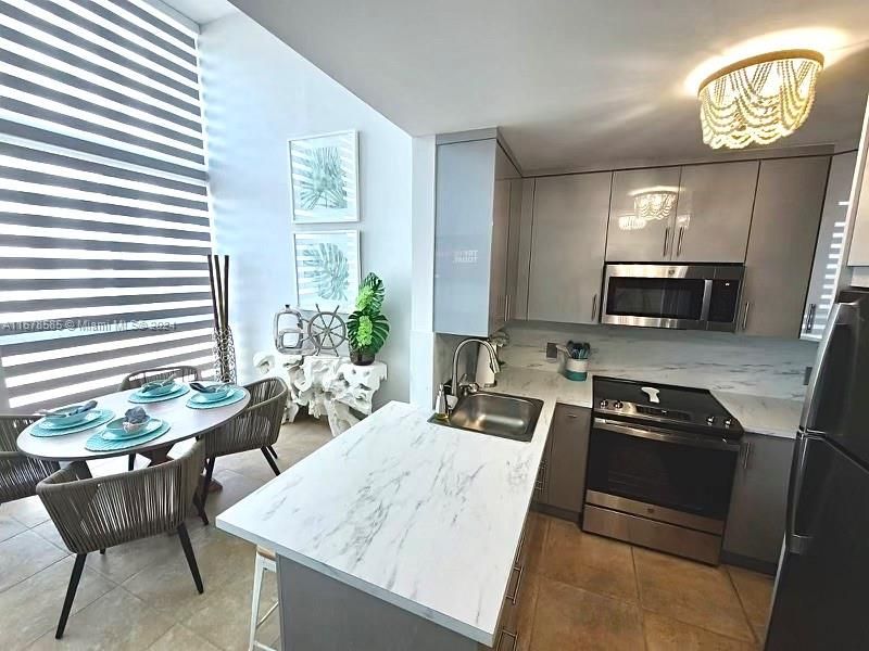 For Sale: $799,999 (1 beds, 1 baths, 580 Square Feet)