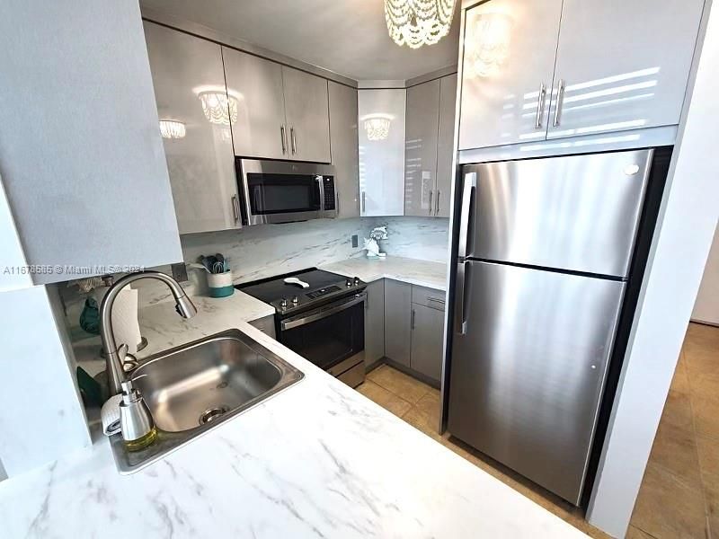 For Sale: $799,999 (1 beds, 1 baths, 580 Square Feet)