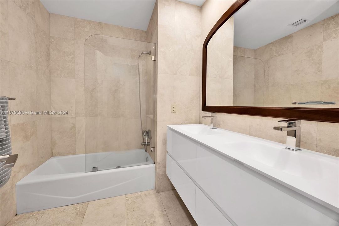 Full bathroom for bedrooms 1 + 2