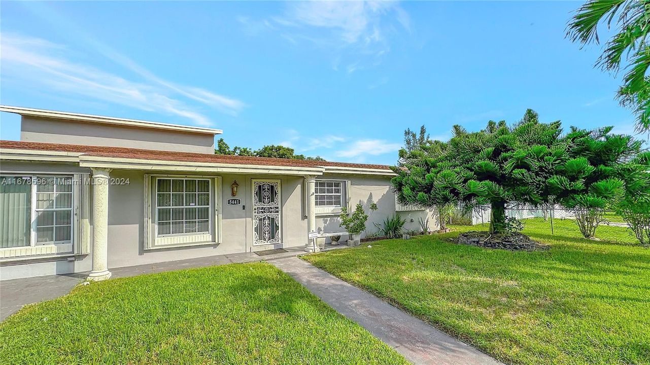 For Sale: $618,000 (5 beds, 2 baths, 2100 Square Feet)