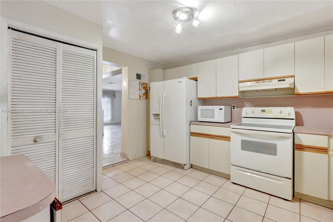 For Sale: $618,000 (5 beds, 2 baths, 2100 Square Feet)