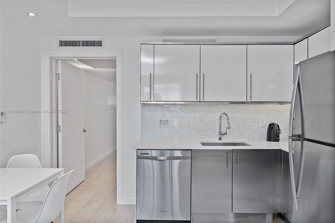 For Sale: $255,000 (1 beds, 1 baths, 454 Square Feet)