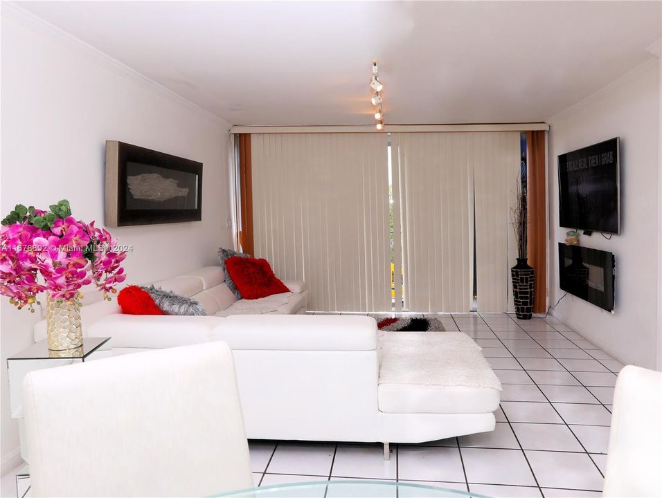 For Sale: $293,500 (2 beds, 1 baths, 900 Square Feet)