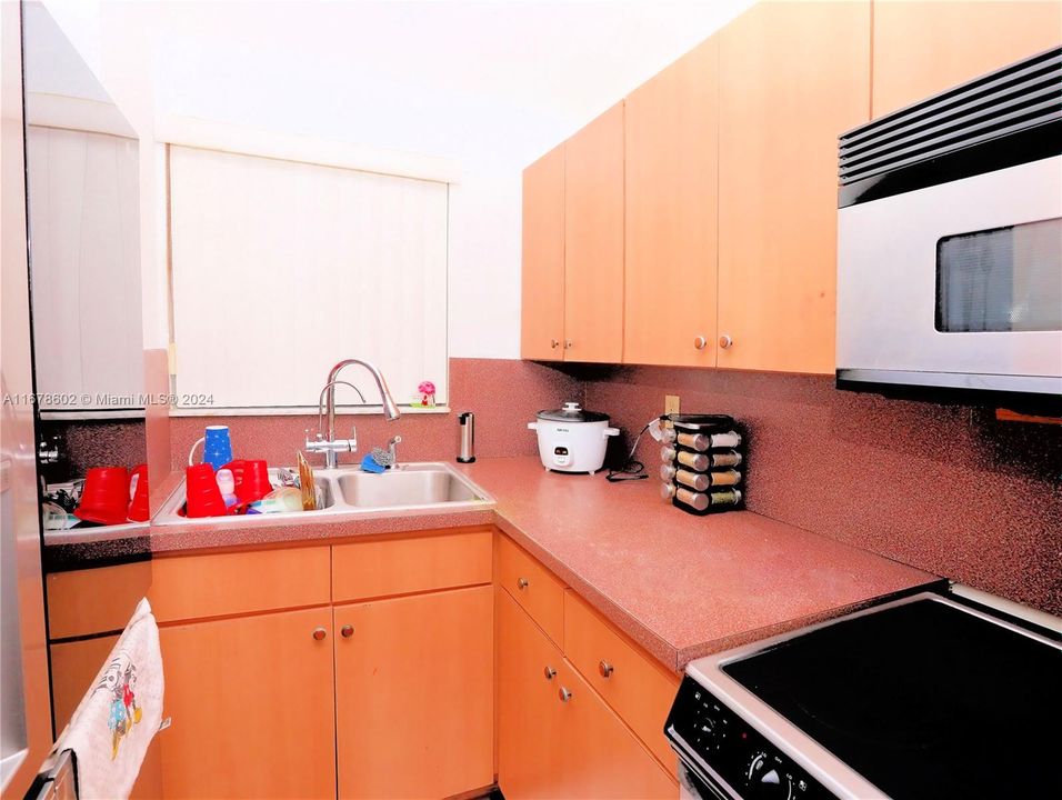 For Sale: $293,500 (2 beds, 1 baths, 900 Square Feet)