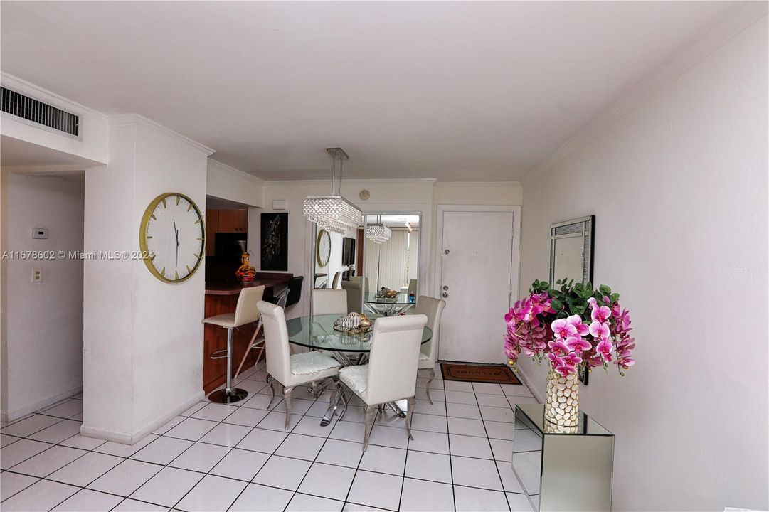 For Sale: $293,500 (2 beds, 1 baths, 900 Square Feet)