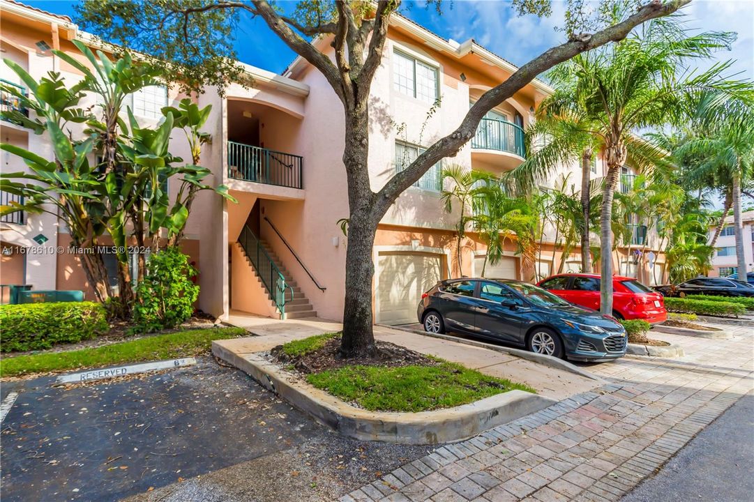 For Sale: $495,000 (2 beds, 2 baths, 1054 Square Feet)