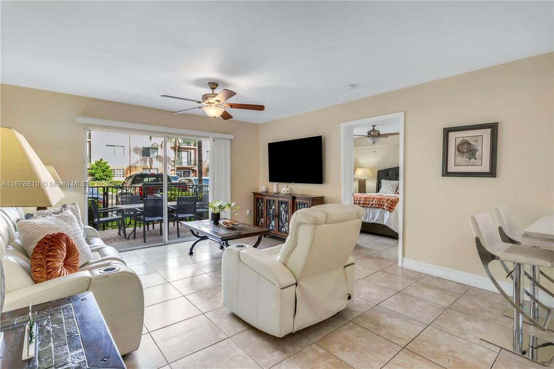 For Sale: $495,000 (2 beds, 2 baths, 1054 Square Feet)