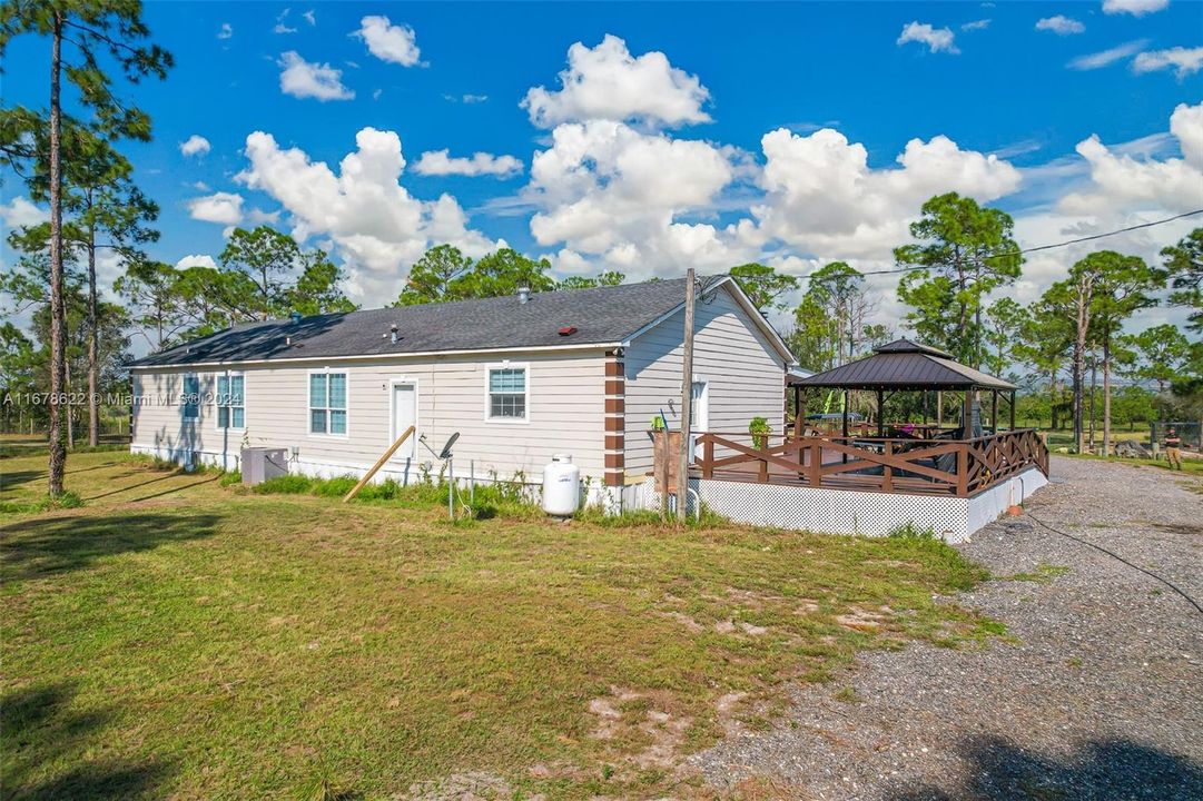 For Sale: $950,000 (4 beds, 2 baths, 2356 Square Feet)