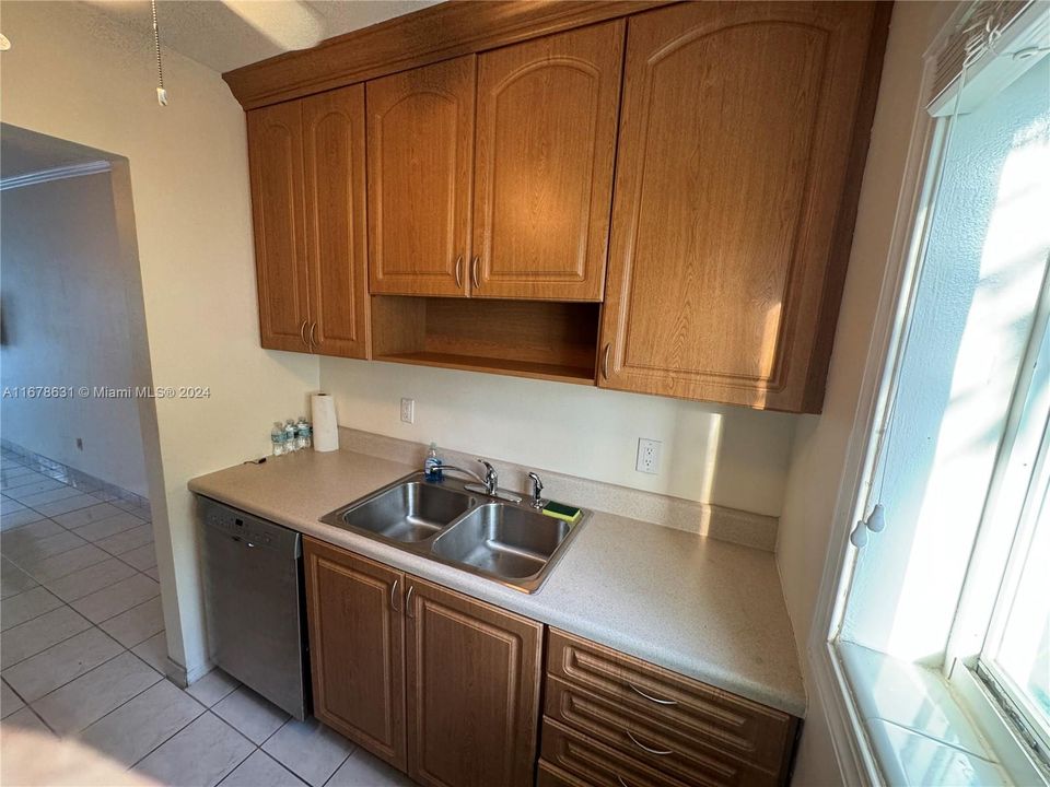 For Rent: $1,800 (1 beds, 1 baths, 440 Square Feet)