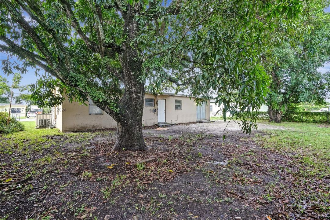 For Sale: $450,000 (3 beds, 2 baths, 1143 Square Feet)