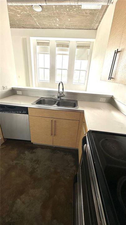 For Rent: $2,250 (1 beds, 1 baths, 827 Square Feet)