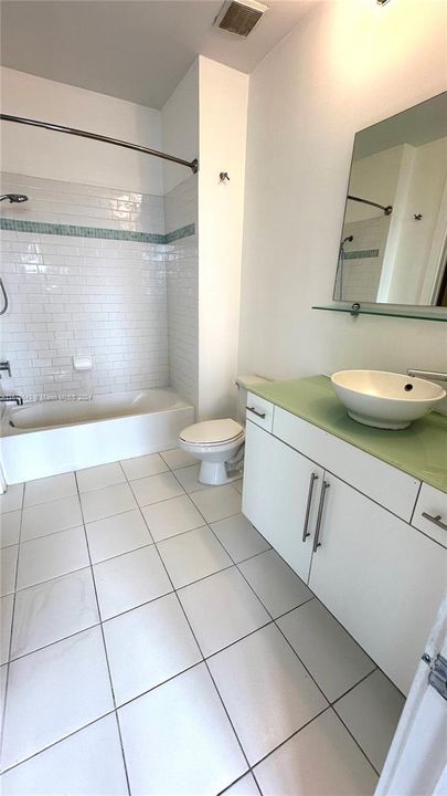 For Rent: $2,250 (1 beds, 1 baths, 827 Square Feet)