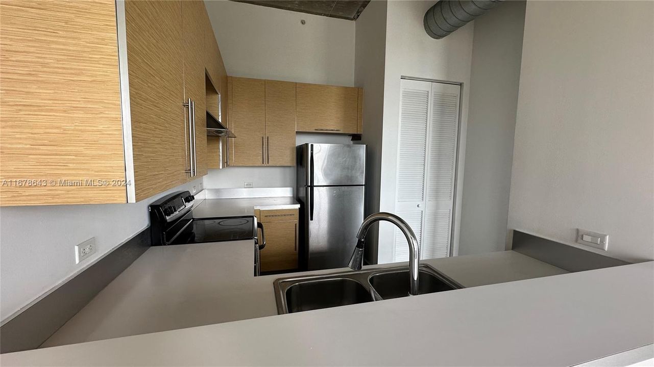 For Rent: $2,250 (1 beds, 1 baths, 827 Square Feet)