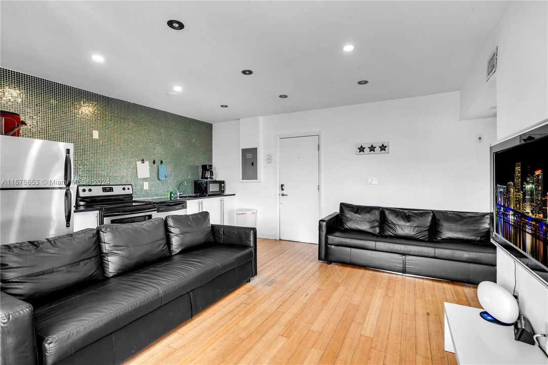 For Sale: $429,000 (1 beds, 1 baths, 600 Square Feet)