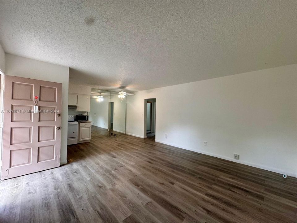 For Rent: $1,800 (1 beds, 1 baths, 616 Square Feet)