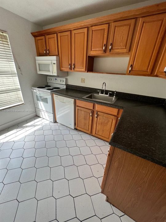 For Rent: $2,000 (2 beds, 2 baths, 1016 Square Feet)