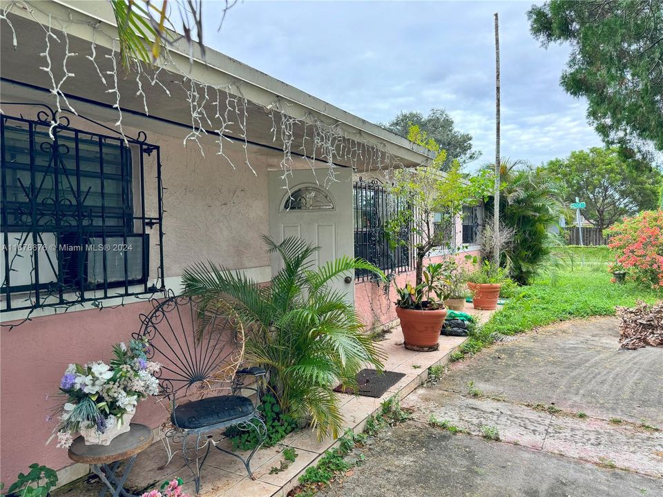 Active With Contract: $399,900 (4 beds, 2 baths, 1334 Square Feet)