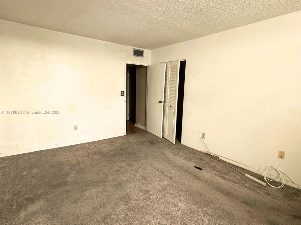 For Sale: $89,900 (2 beds, 2 baths, 1010 Square Feet)