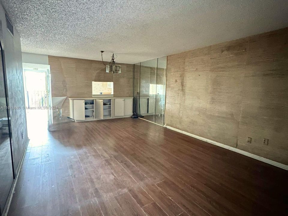 For Sale: $89,900 (2 beds, 2 baths, 1010 Square Feet)