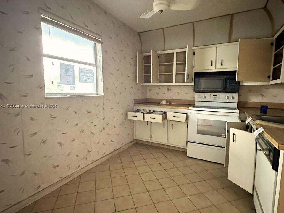 For Sale: $89,900 (2 beds, 2 baths, 1010 Square Feet)