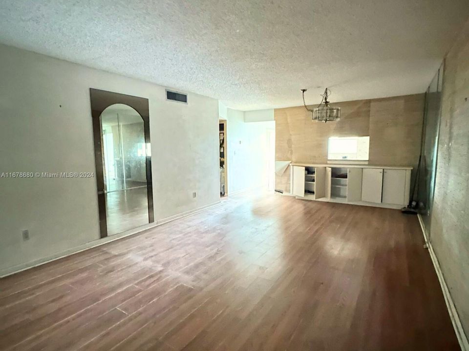 For Sale: $89,900 (2 beds, 2 baths, 1010 Square Feet)