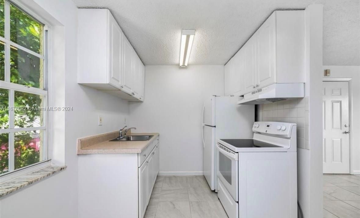 For Rent: $2,000 (2 beds, 1 baths, 732 Square Feet)