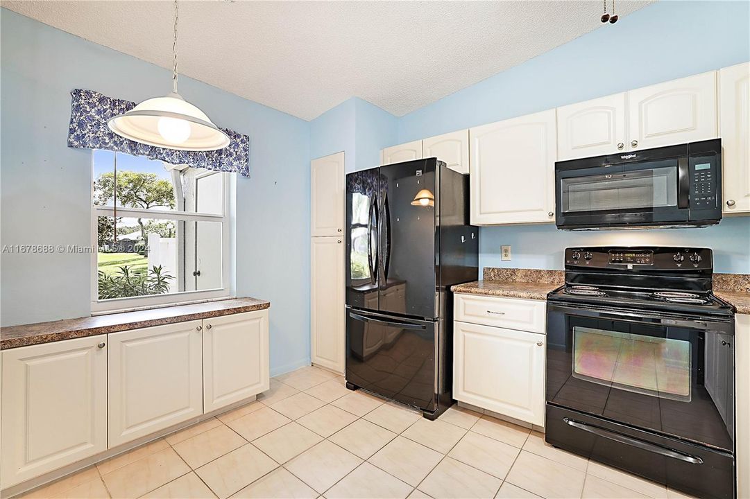 For Sale: $265,000 (2 beds, 2 baths, 1162 Square Feet)