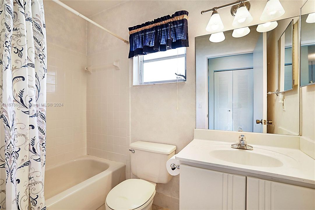 For Sale: $265,000 (2 beds, 2 baths, 1162 Square Feet)