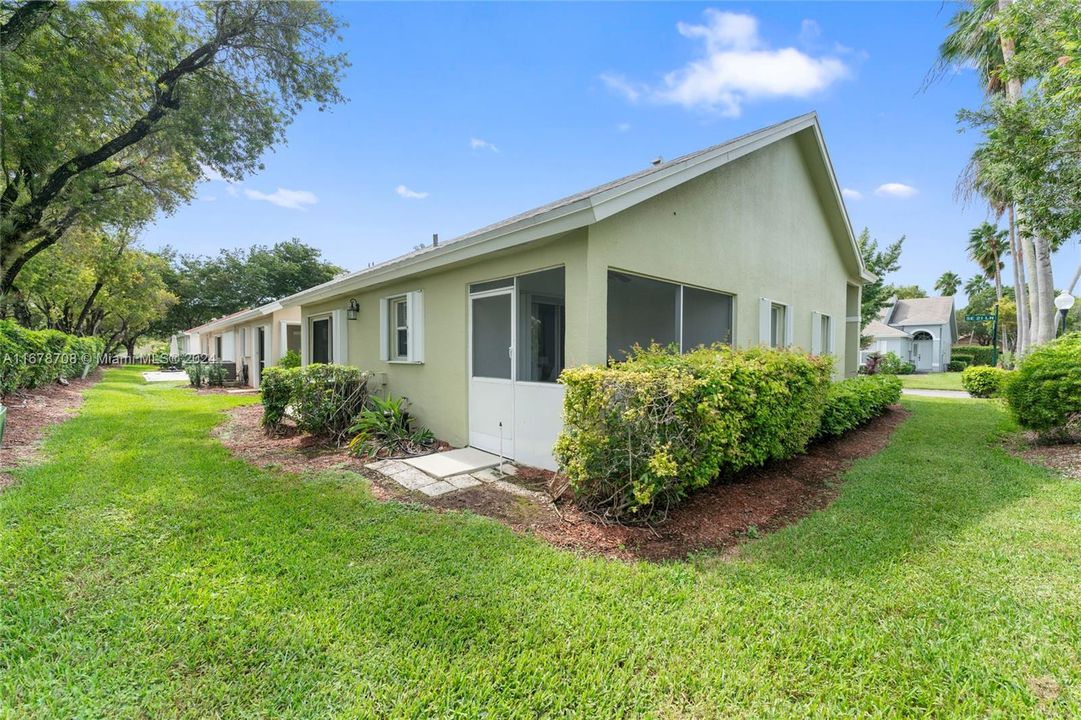 For Sale: $383,000 (2 beds, 2 baths, 1180 Square Feet)