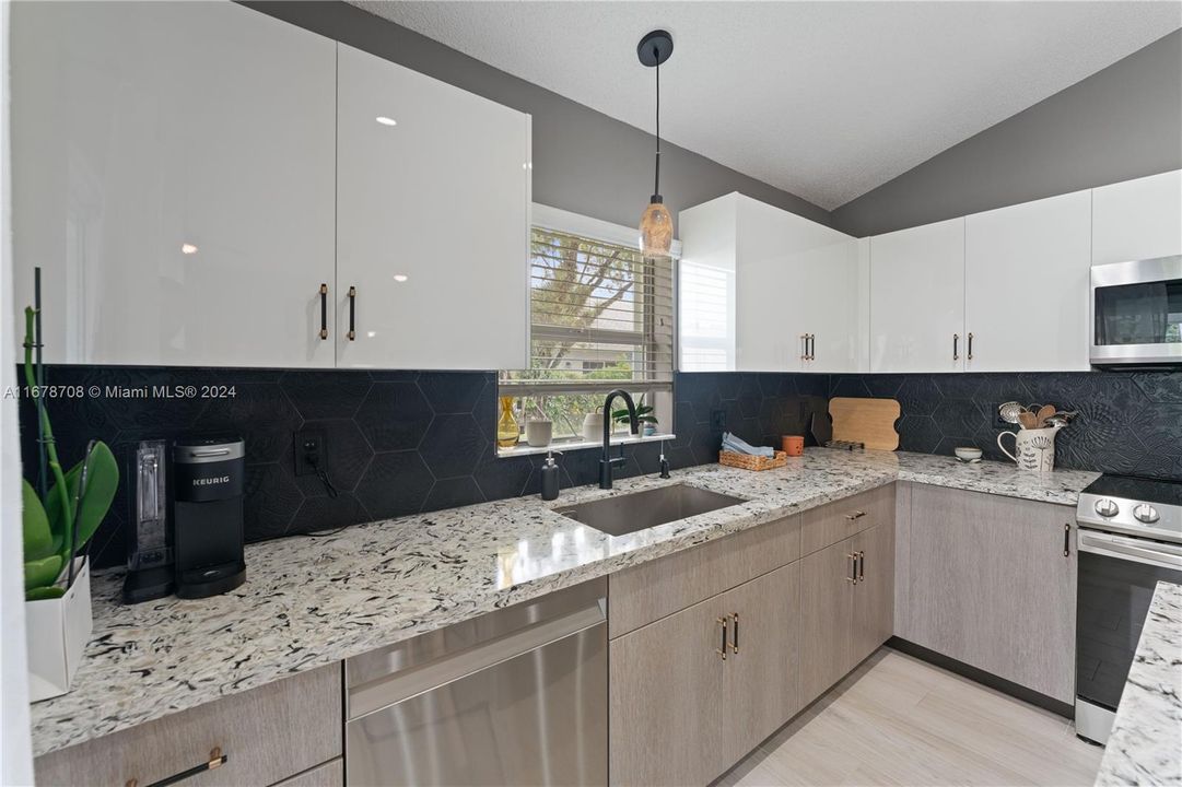 For Sale: $383,000 (2 beds, 2 baths, 1180 Square Feet)